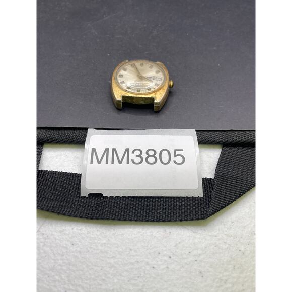 Vintage Timex Electric Day Date Tank Mens Watch Gold Tone Water Resistant 37MM main image 9